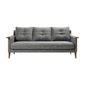 **Moderne grijze bank met houten armleunen en comfortabele kussens**