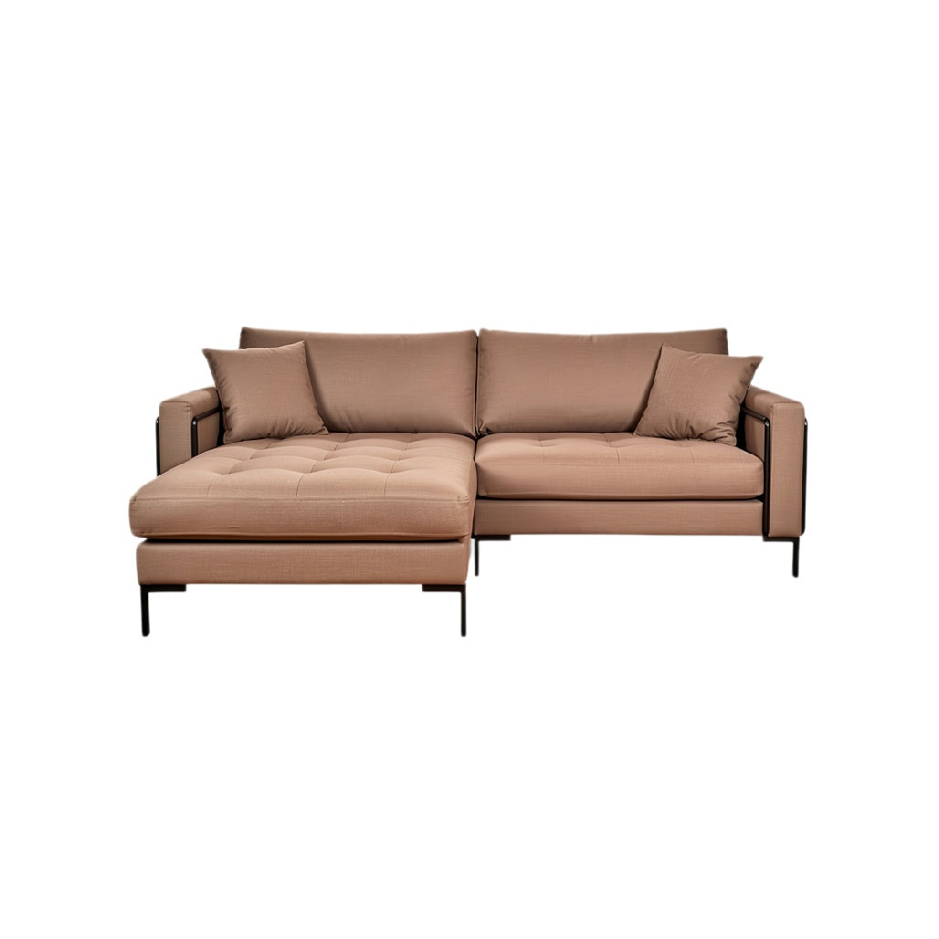 **Moderne L-vormige bank met kussens en metalen frame**